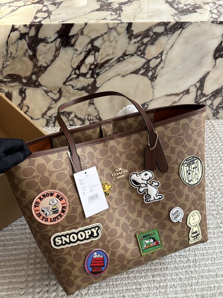 Coach City Logo Tote Bag 35 x 27 cm editorial product context 3