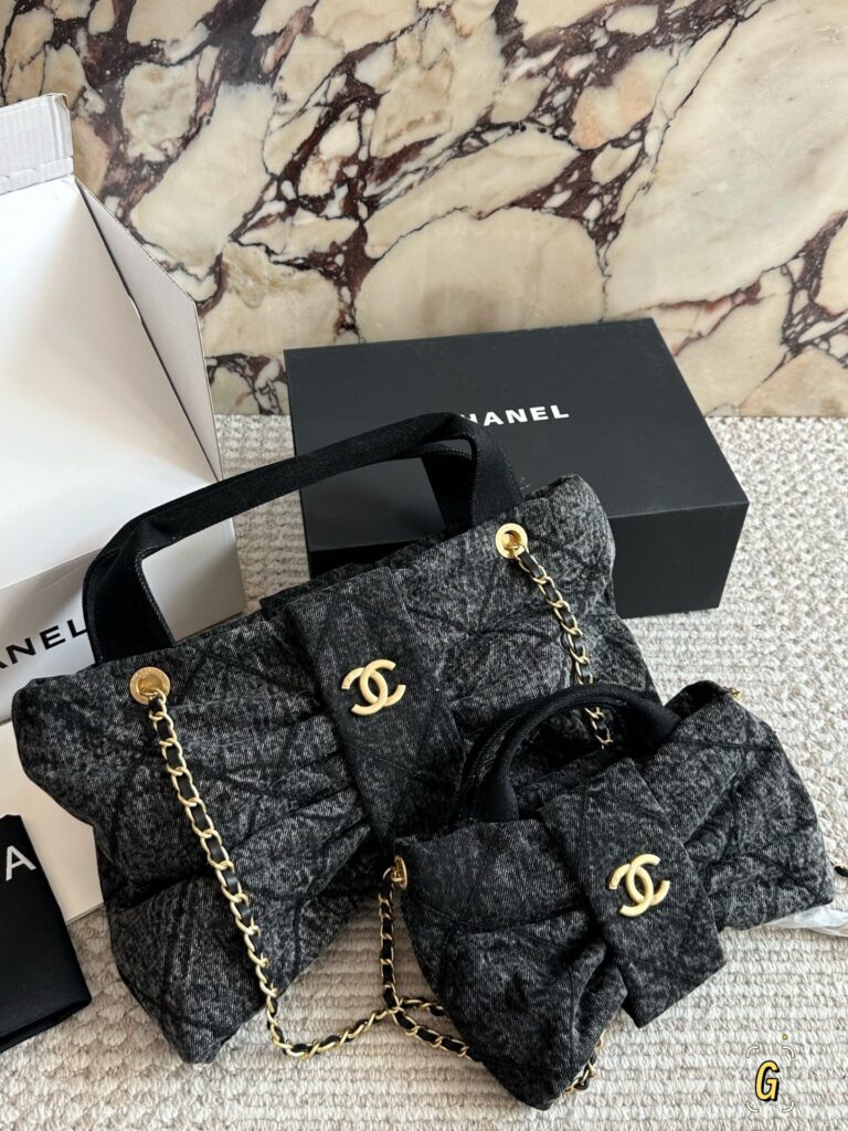 Chanel p160 p150 CLogo x26x5cm 42 Small Crossbody Bag editorial product context 1