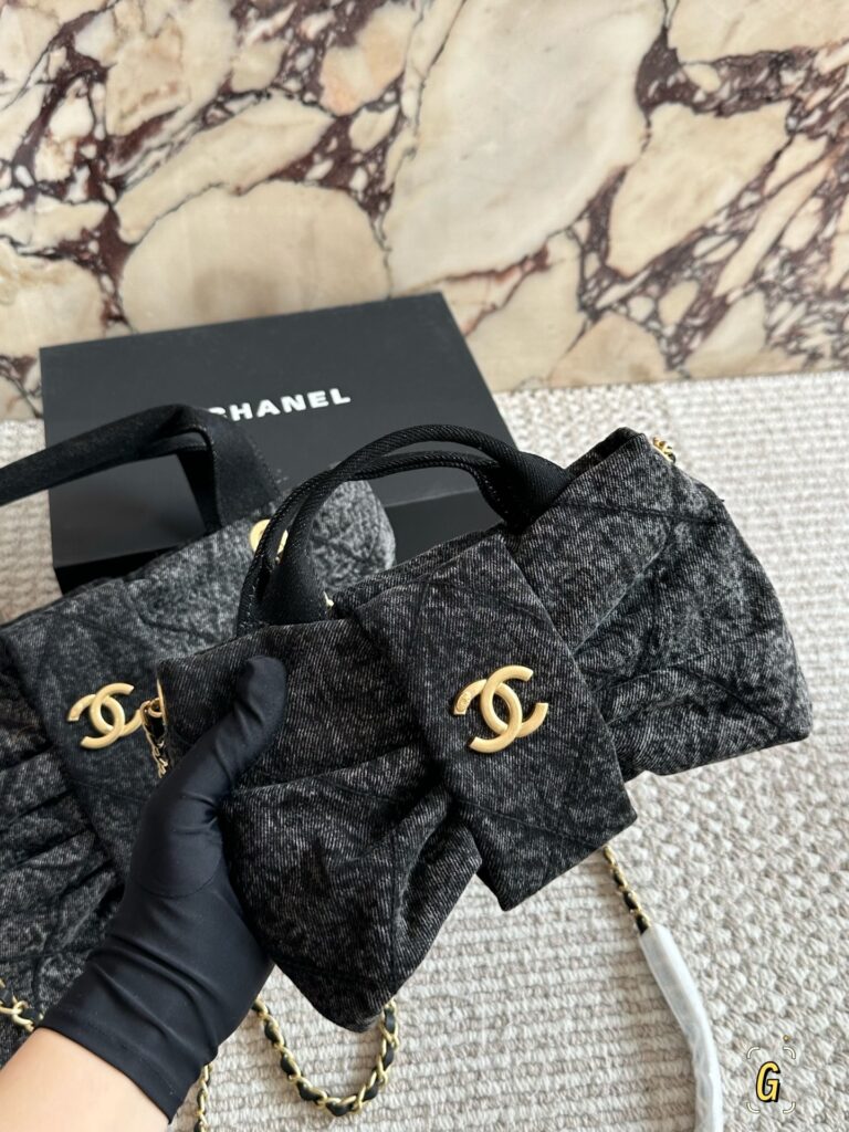 Chanel p160 p150 CLogo x26x5cm 42 Small Crossbody Bag editorial product context 2