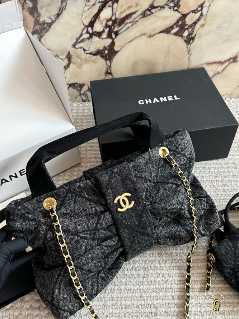 Chanel p160 p150 CLogo x26x5cm 42 Small Crossbody Bag editorial product context 3