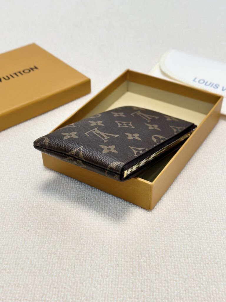 Louis Vuitton Wallet 15 x 9 cm editorial product context 2