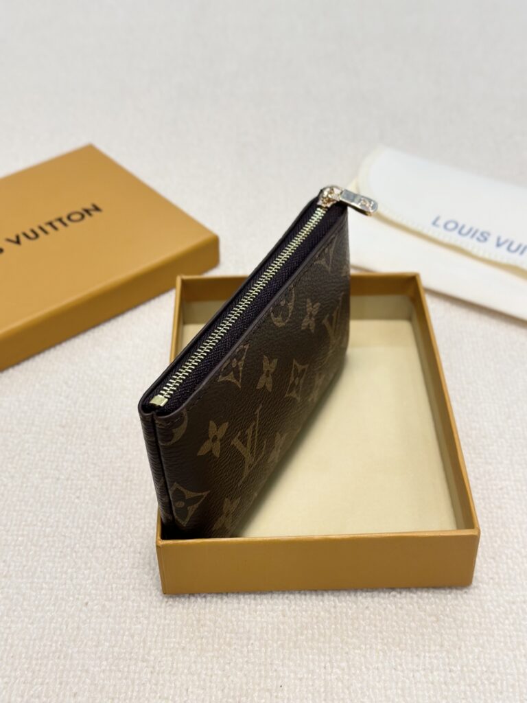 Louis Vuitton Wallet 15 x 9 cm editorial product context 3