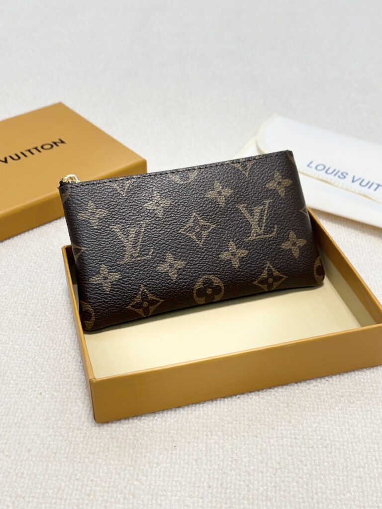Louis Vuitton Wallet 15 x 9 cm editorial product context 1