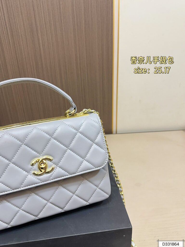Chanel 165 25 17 Crossbody Bag editorial product context 3