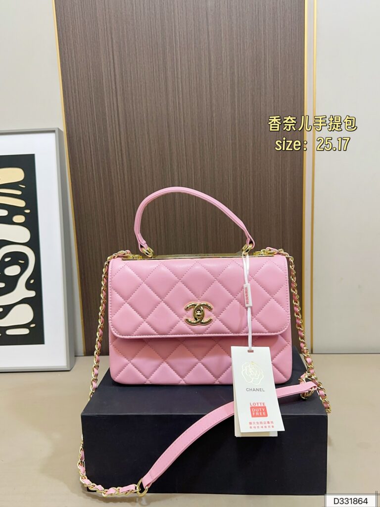 Chanel 165 25 17 Clutch 1.9 x 1.1 x 0.2 editorial product context 3