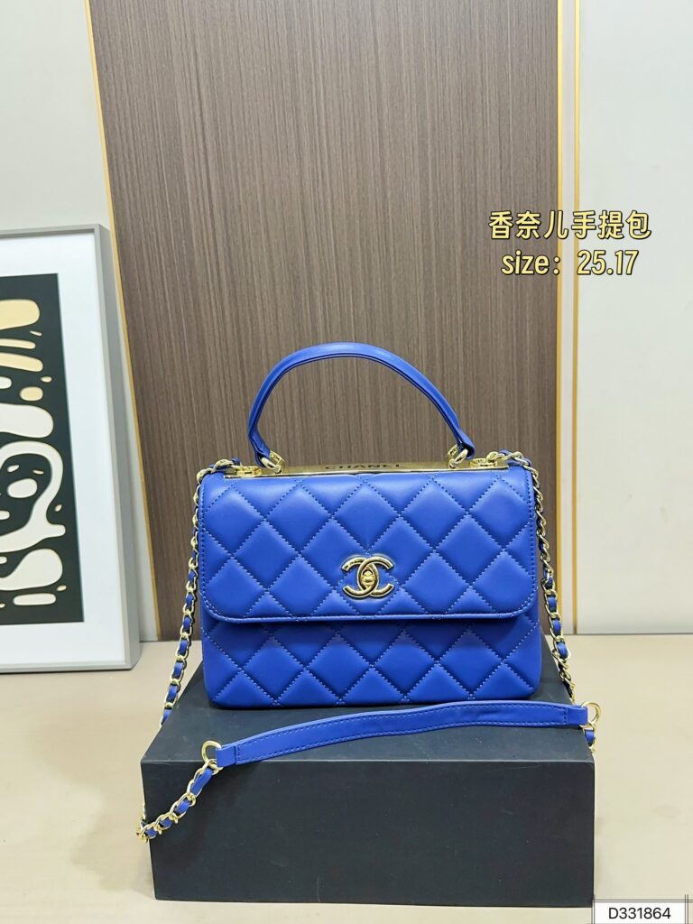 Chanel 165 25 17 Clutch 1.9 x 1.1 x 0.2 editorial product context 2