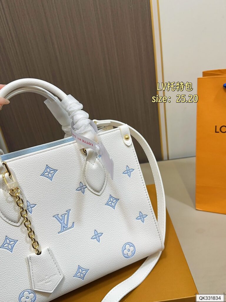 Louis Vuitton 135 Onthego 25 20 Clutch 1.9 x 1.1 editorial product context 3