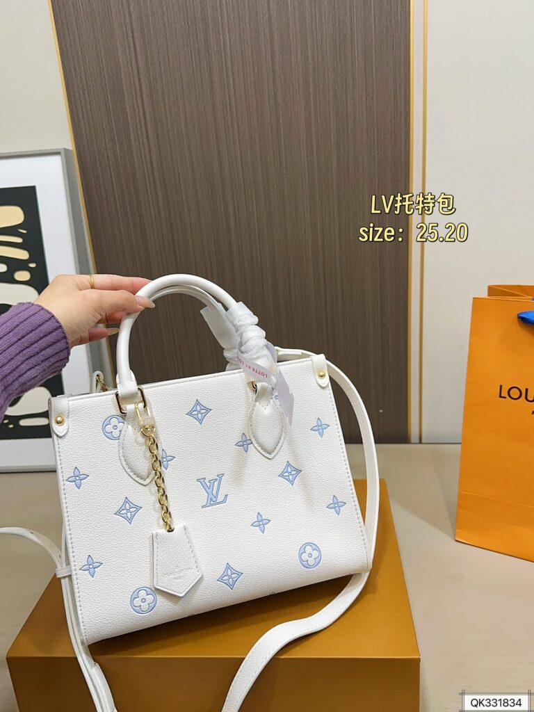 Louis Vuitton 135 Onthego 25 20 Clutch 1.9 x 1.1 editorial product context 2