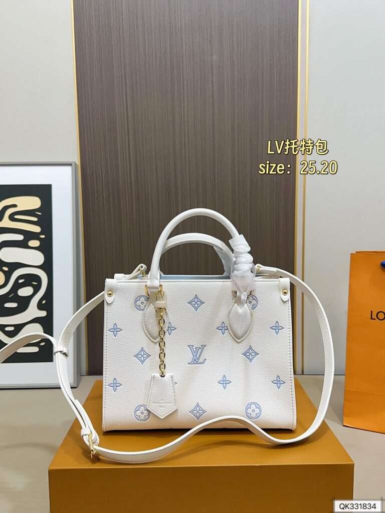 Louis Vuitton 135 Onthego 25 20 Clutch 1.9 x 1.1 editorial product context 1