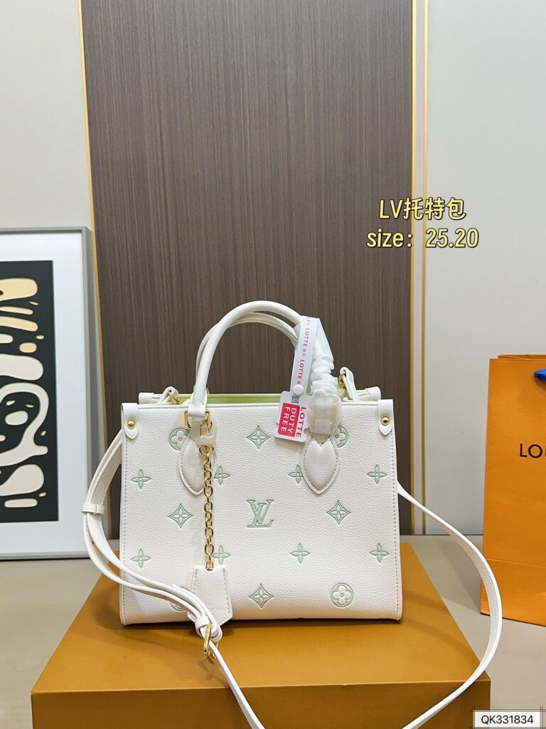 Louis Vuitton 135 Onthego 25 20 Clutch 1.9 x 1.1 editorial product context 3