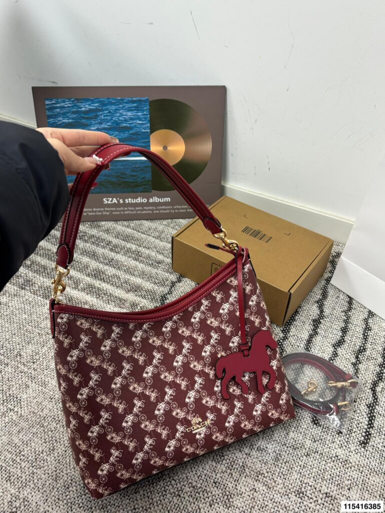 Coach p140 30 21 Bag 30 x 21 cm editorial product context 1