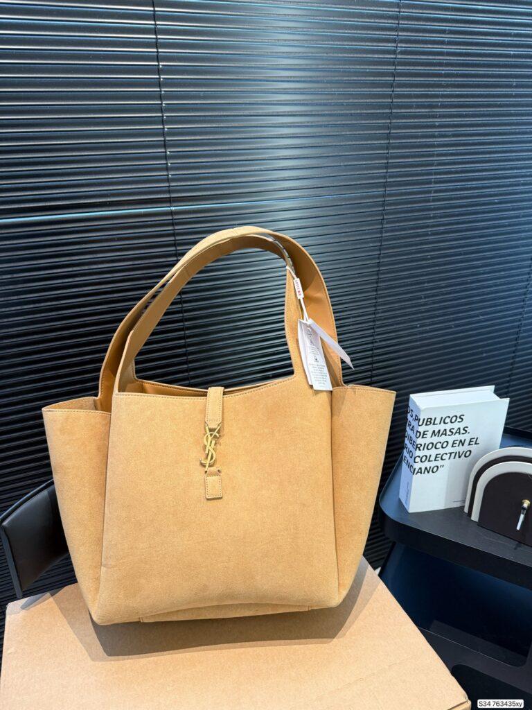 Saint Laurent P205 32 28 Tote Bag editorial product context 3