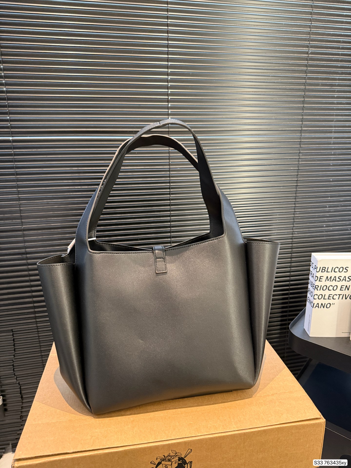 Saint Laurent P200 32 28 Tote Bag