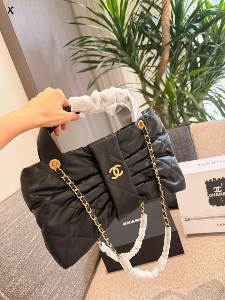 Chanel P150p160 Small Black Lambskin Leather Crossbody Bag 26 x 5 cm editorial product context 2