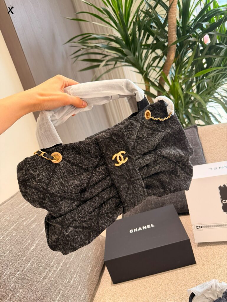 Chanel P150p160 Small Black Lambskin Leather Crossbody Bag 22 cm editorial product context 2