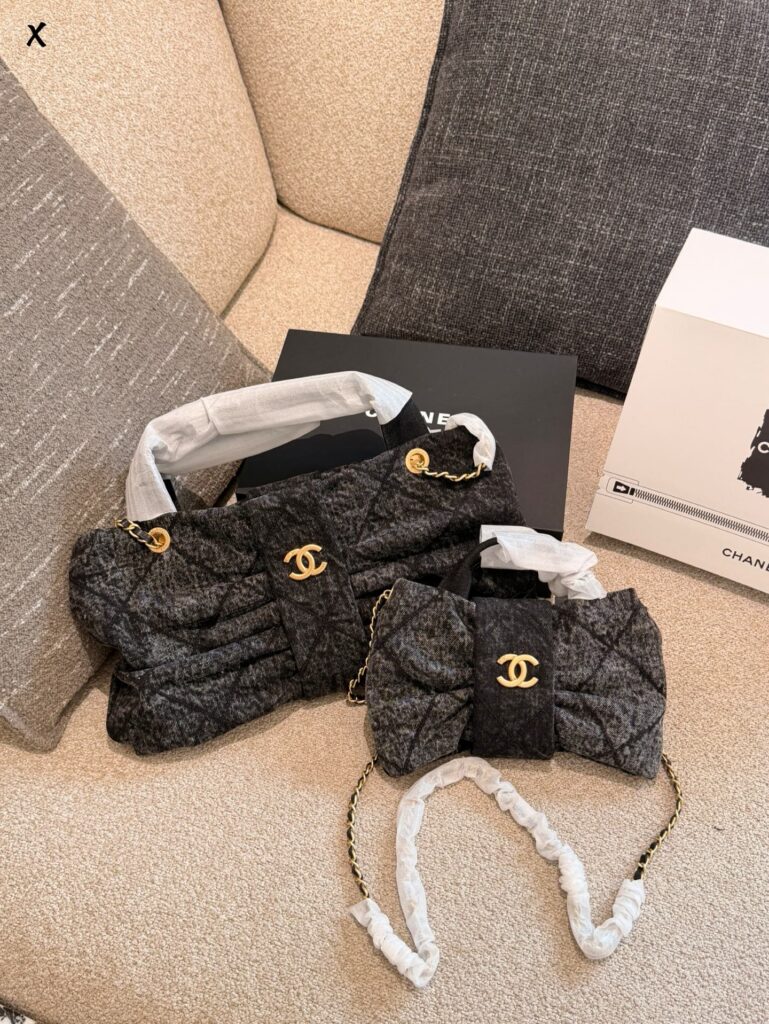 Chanel P150p160 Small Black Lambskin Leather Crossbody Bag 22 cm editorial product context 1