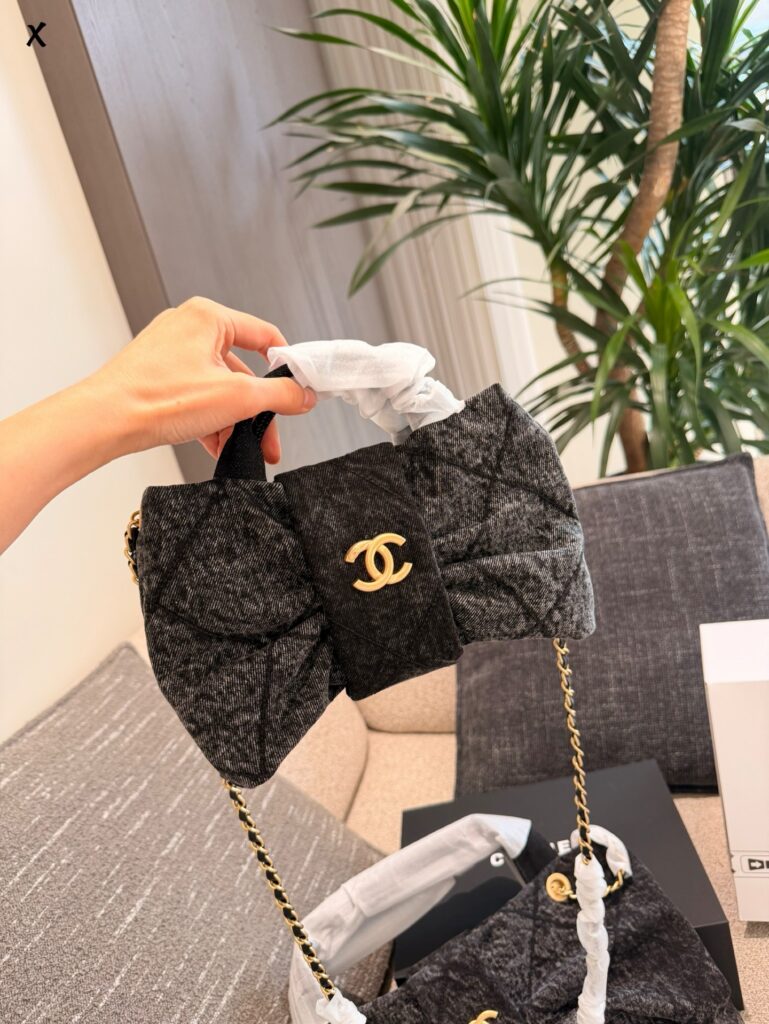 Chanel P150p160 Small Black Lambskin Leather Crossbody Bag 22 cm editorial product context 3