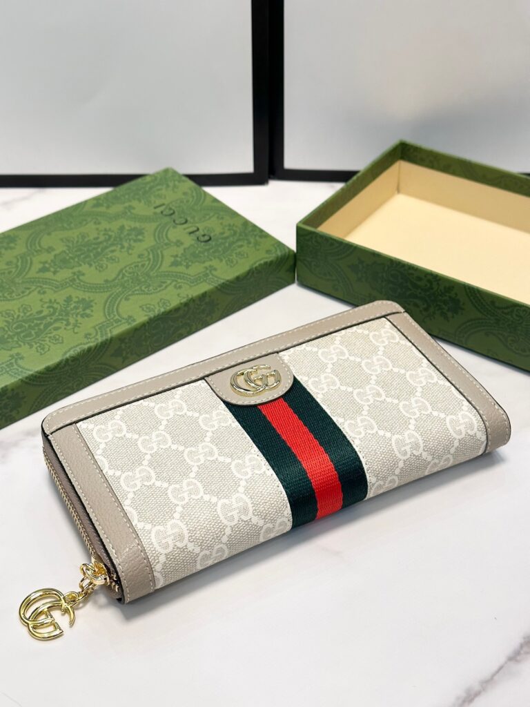 Gucci Grey Leather Bag 19 x 11 cm editorial product context 1