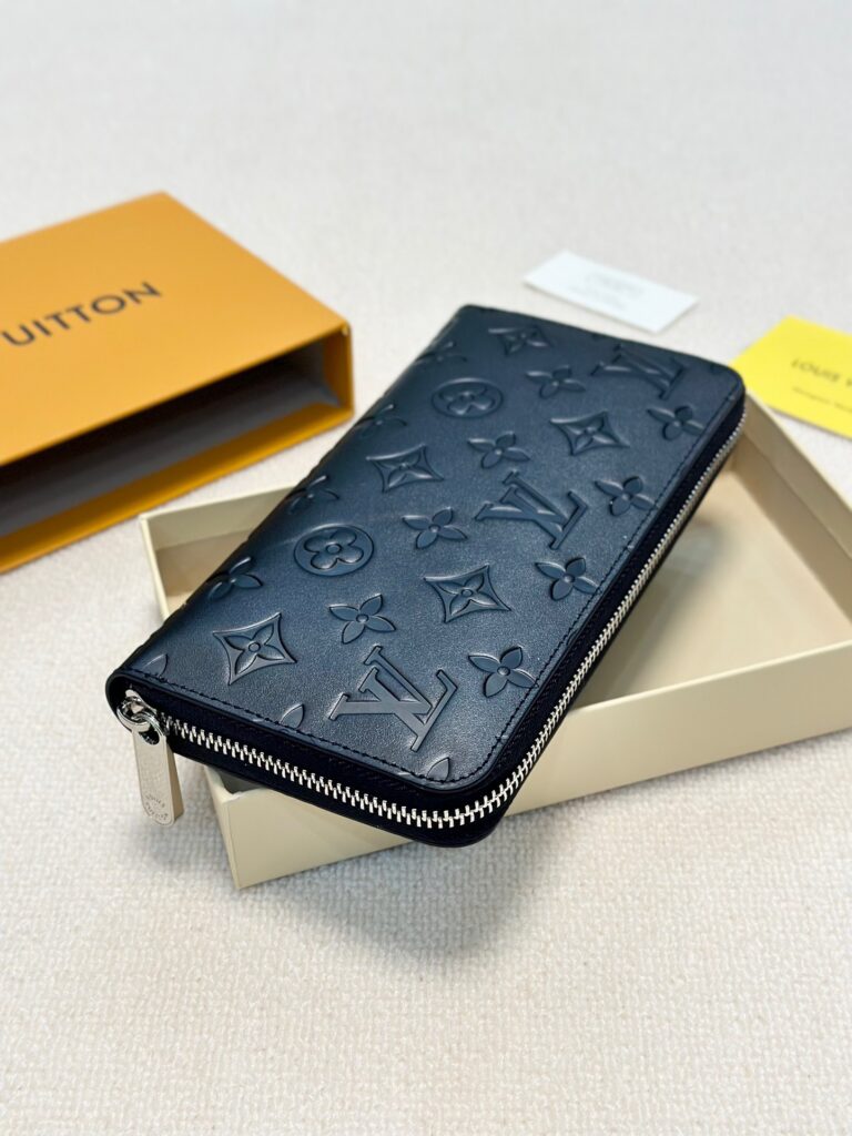 Louis Vuitton Black Leather Clutch 20 x 10 cm editorial product context 2
