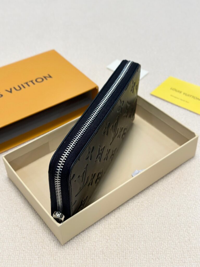 Louis Vuitton Black Leather Clutch 20 x 10 cm editorial product context 3