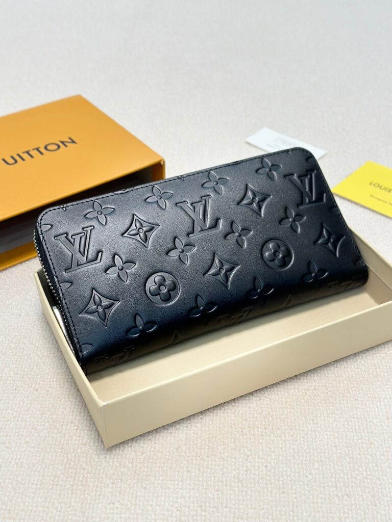 Louis Vuitton Black Leather Clutch 20 x 10 cm editorial product context 1