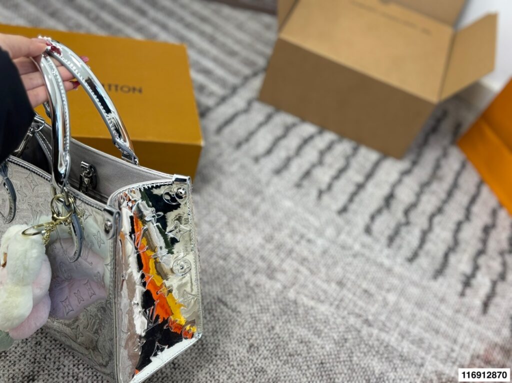 Louis Vuitton Onthego Monogram 25 Black Tote Bag 20 cm editorial product context 3