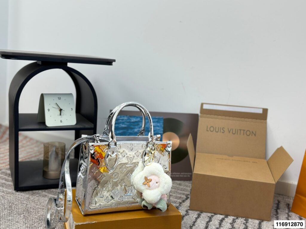 Louis Vuitton Onthego Monogram 25 Black Tote Bag 20 cm editorial product context 1