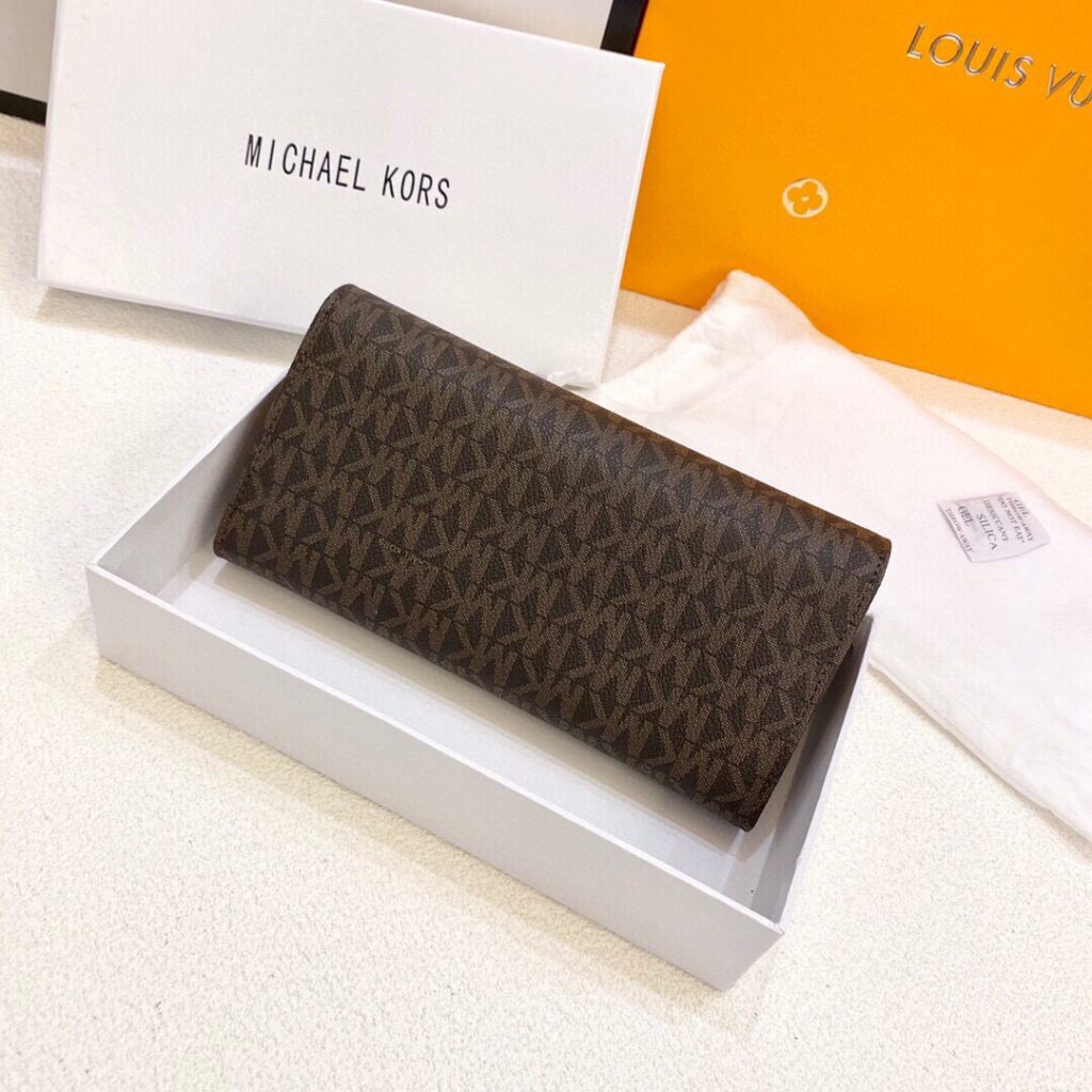 Designer Mk Black Leather Wallet 19 x 10 cm editorial product context 2