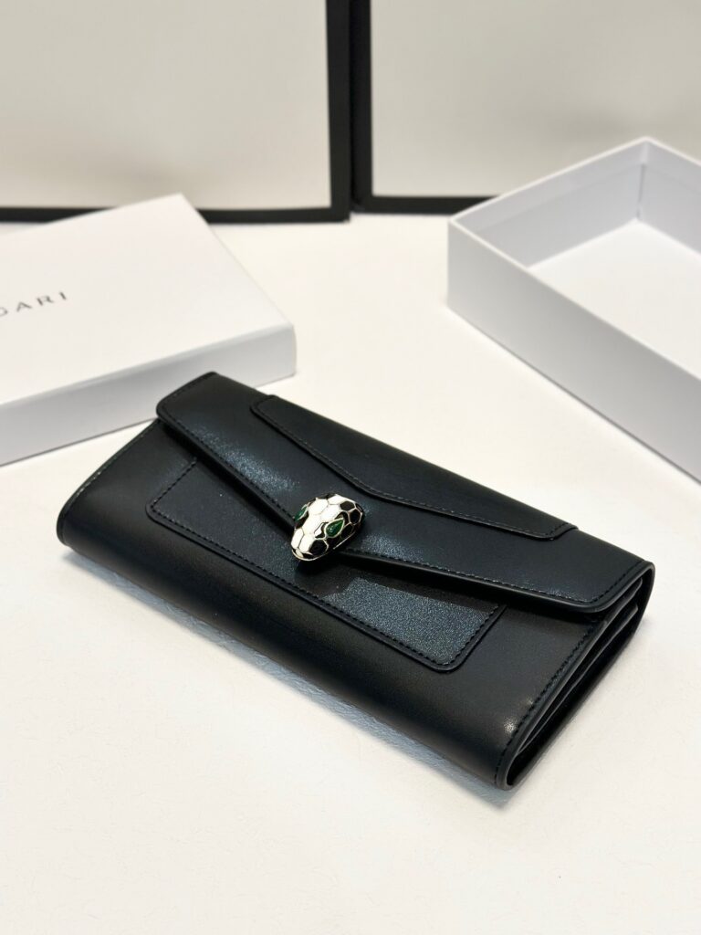 Bvlgari Black Leather Wallet 19 x 10 cm editorial product context 1