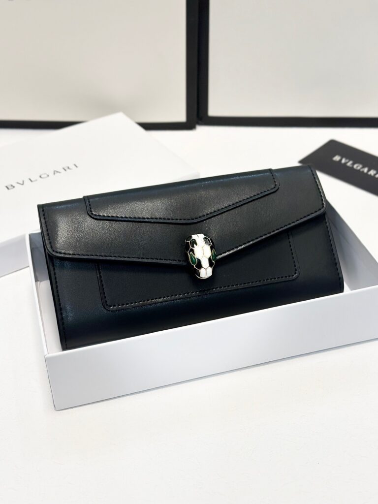 Bvlgari Black Leather Wallet 19 x 10 cm editorial product context 2