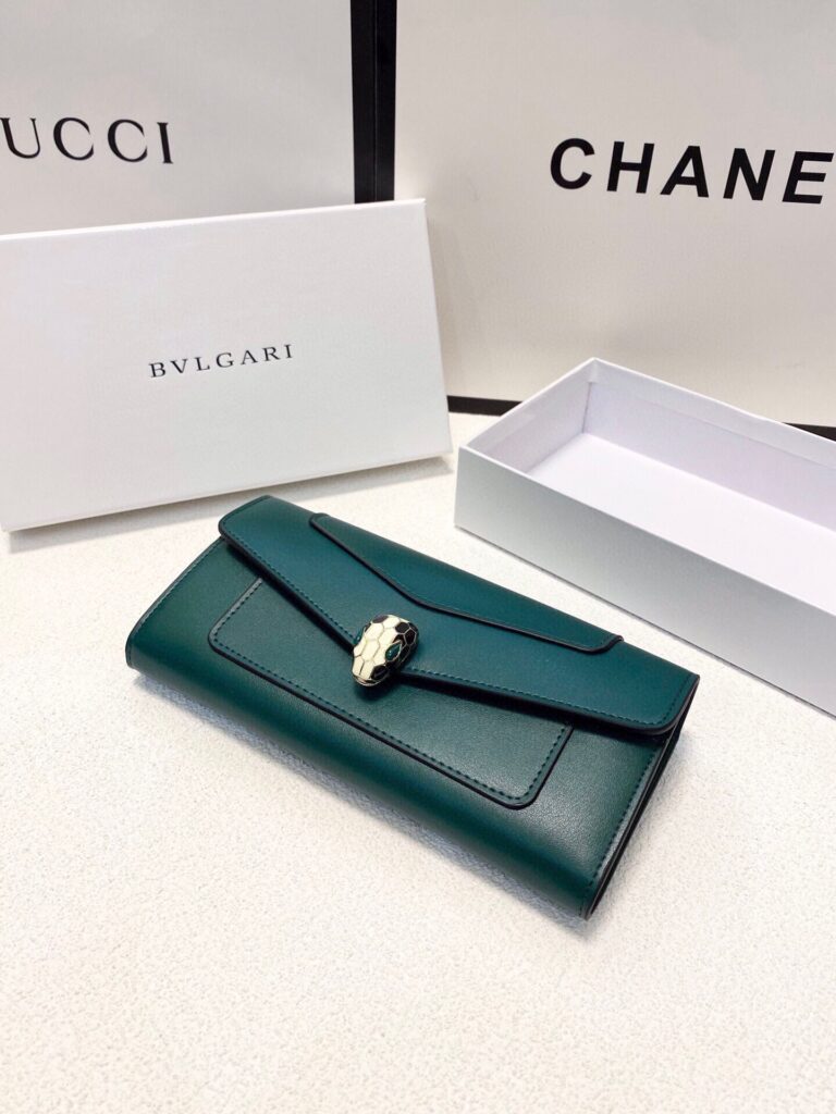 Bvlgari Black Leather Wallet 19 x 10 cm editorial product context 2