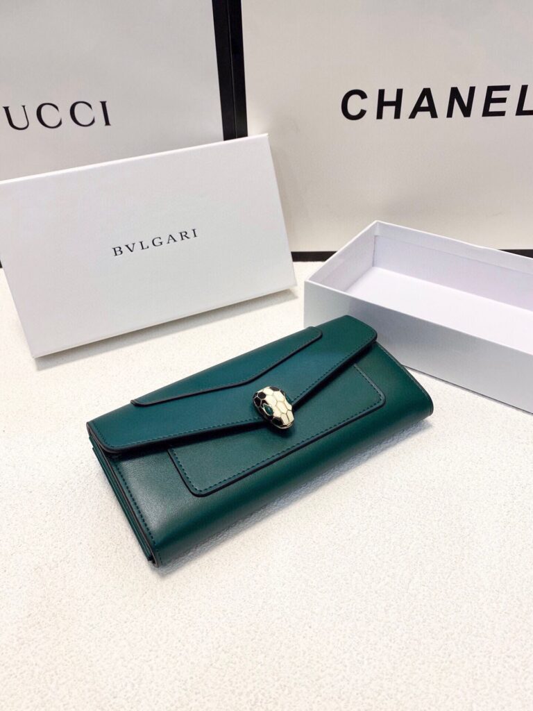 Bvlgari Black Leather Wallet 19 x 10 cm editorial product context 3