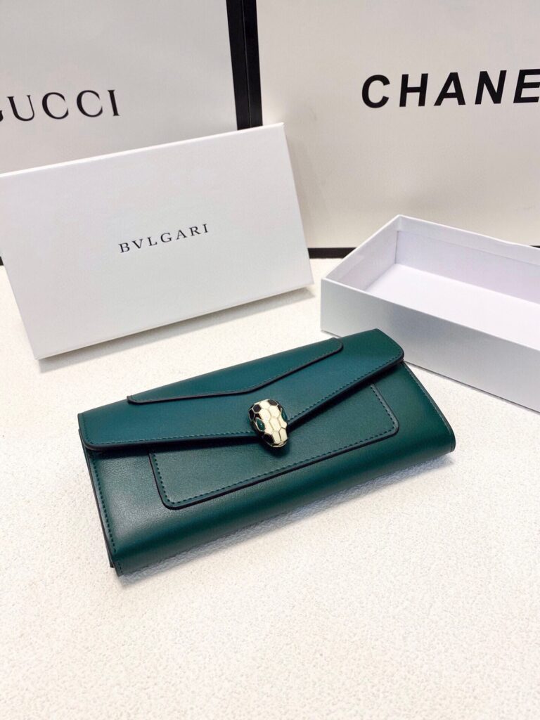 Bvlgari Black Leather Wallet 19 x 10 cm editorial product context 1