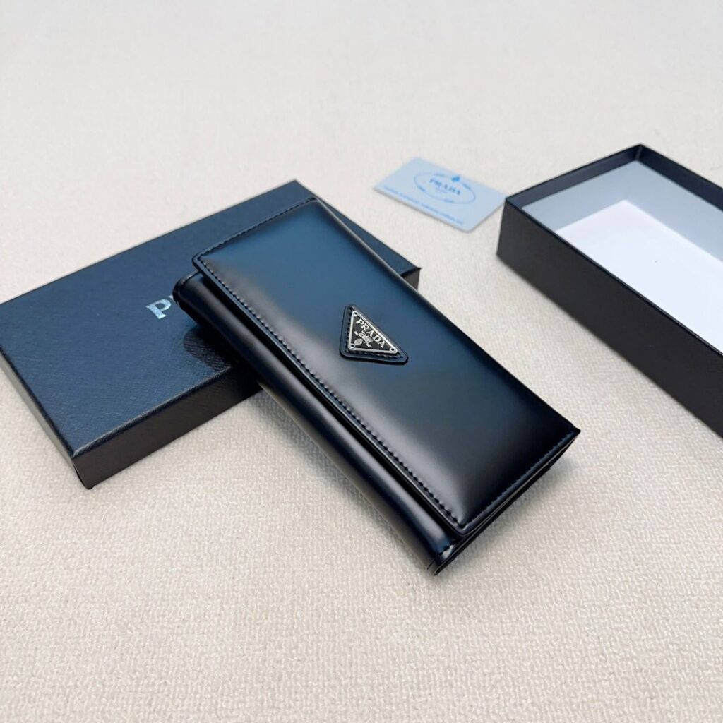 Prada Black Leather Wallet 19 x 10 cm editorial product context 3
