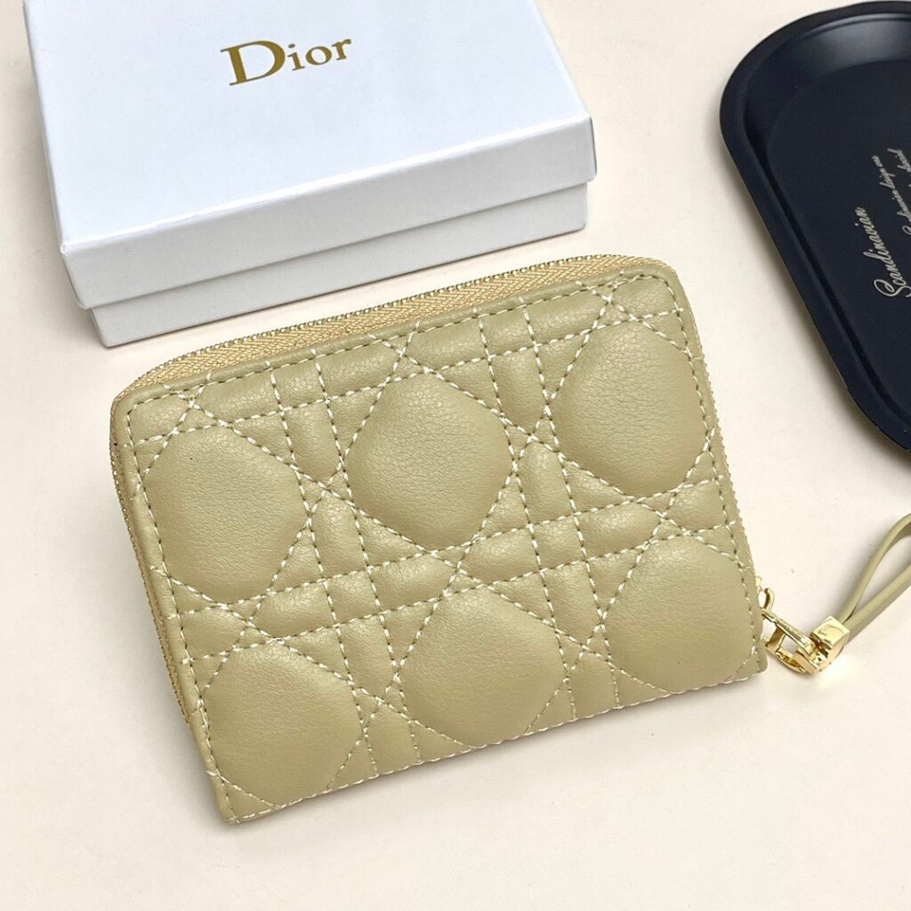 Designer P90 13 798 Wallet 13.5 x 9.5 x 3.5 editorial product context 3