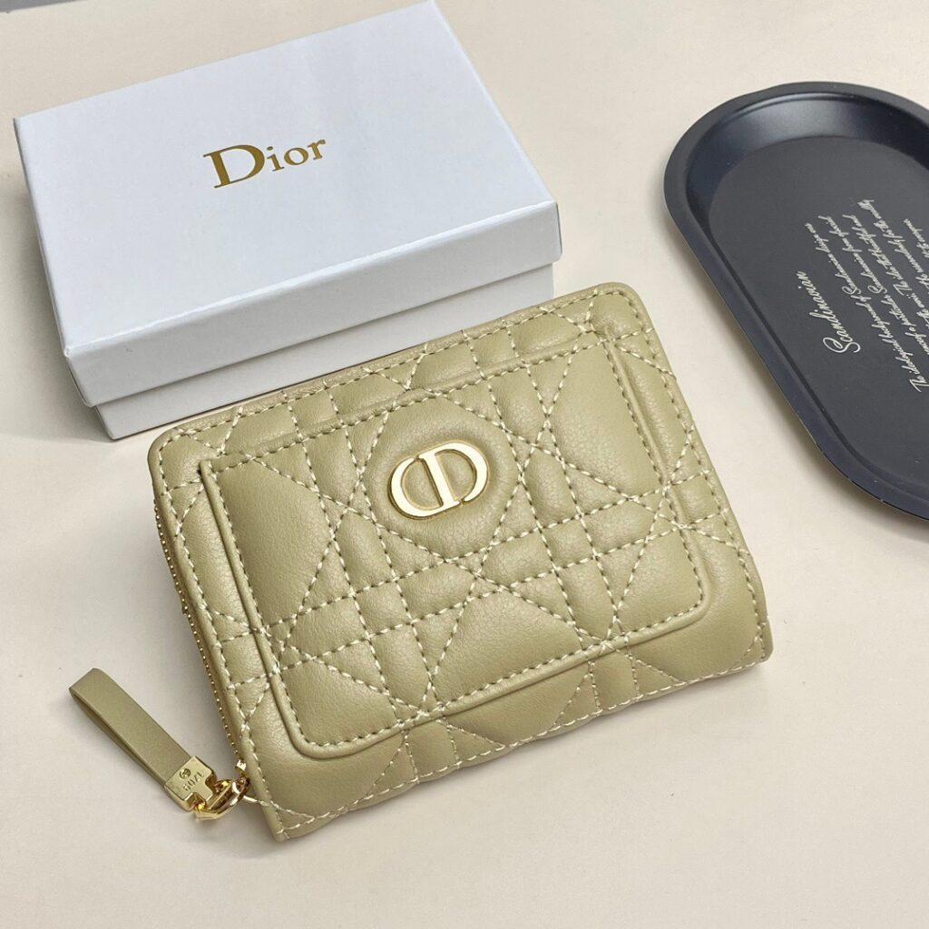 Designer P90 13 798 Wallet 13.5 x 9.5 x 3.5 editorial product context 2