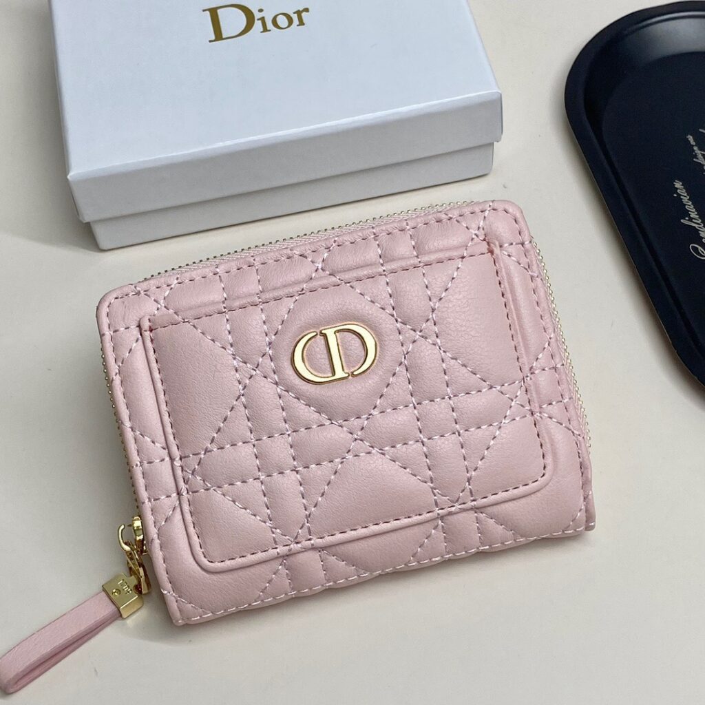 Designer P90 13 798 Wallet 13.5 x 9.5 x 3.5 editorial product context 1