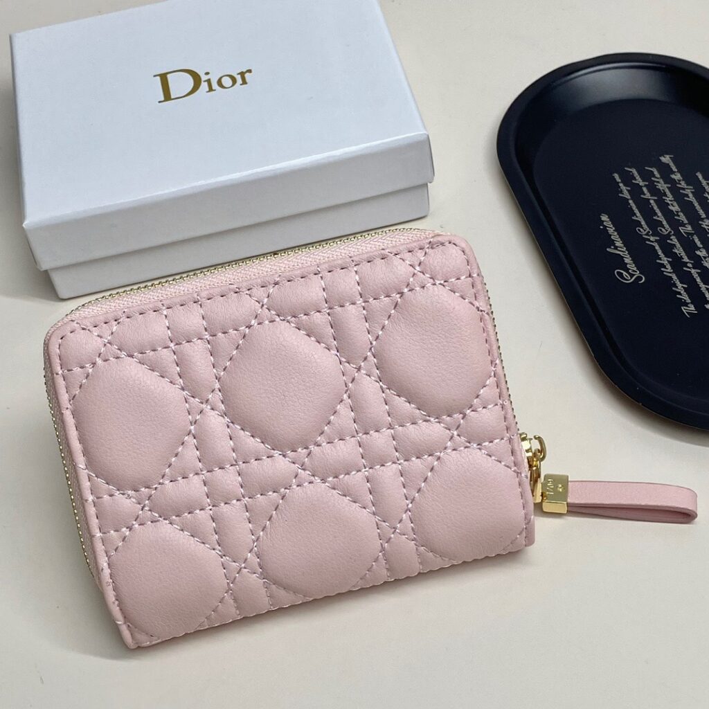 Designer P90 13 798 Wallet 13.5 x 9.5 x 3.5 editorial product context 3