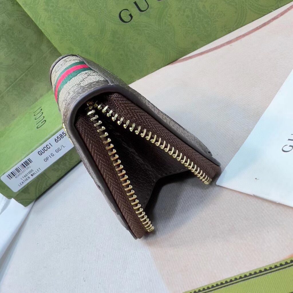 Gucci Black Leather Card Holder 11 x 10 cm editorial product context 3