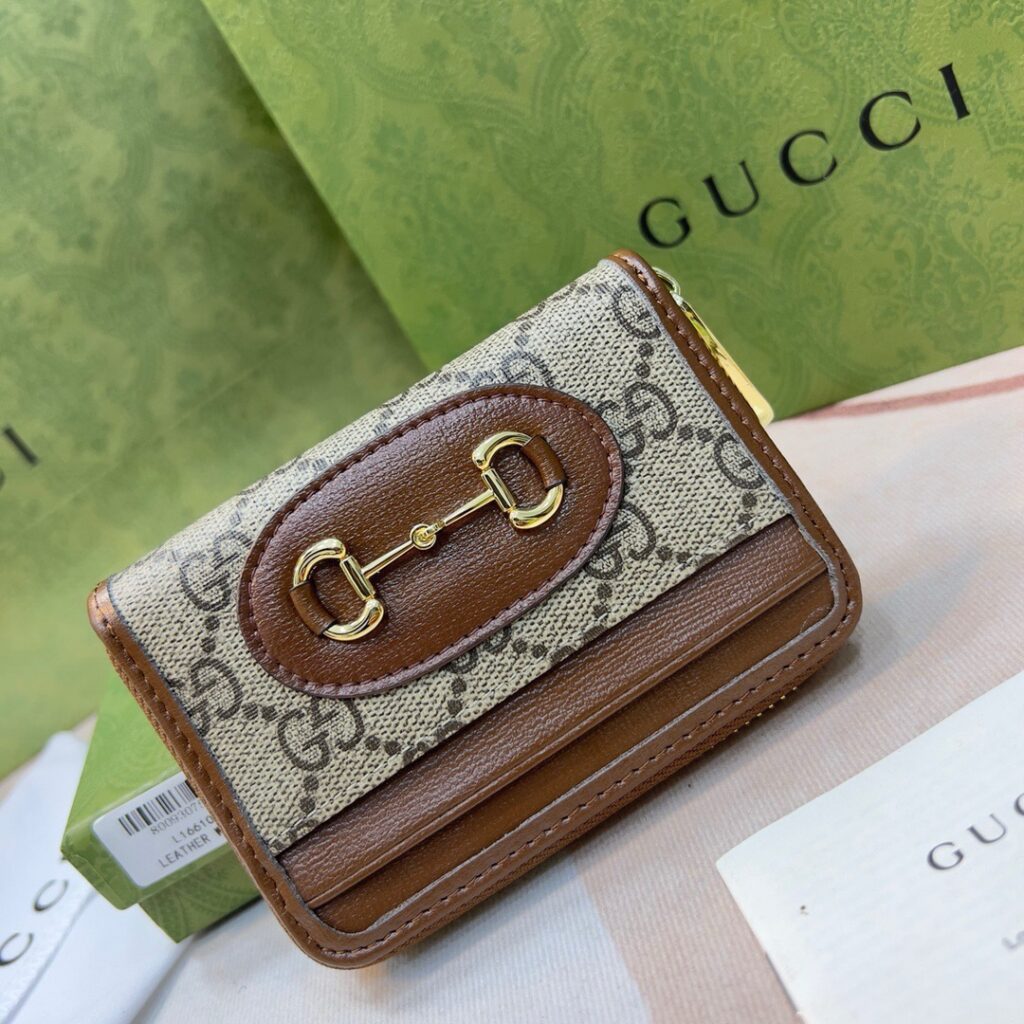 Gucci Black Leather Card Holder 11 x 10 cm editorial product context 1