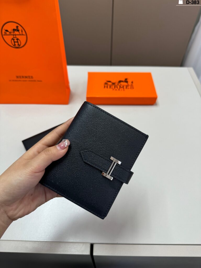 Hermes 12 Leather Card Holder 17 x 10 cm editorial product context 1