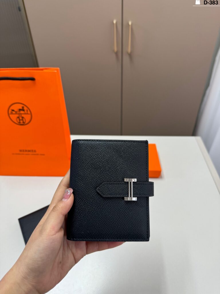 Hermes 12 Leather Card Holder 17 x 10 cm editorial product context 2