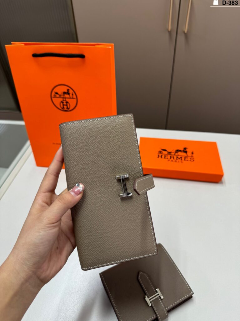 Hermes 12 Leather Card Holder 17 x 10 cm editorial product context 2