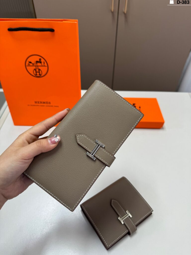 Hermes 12 Leather Card Holder 17 x 10 cm editorial product context 1