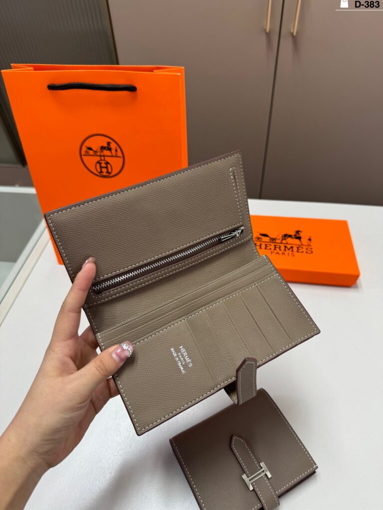 Hermes 12 Leather Card Holder 17 x 10 cm editorial product context 3