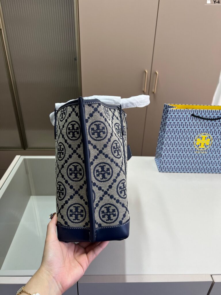 Tory Burch p120 34 28 Toryburch Tote Bag 34 x editorial product context 2