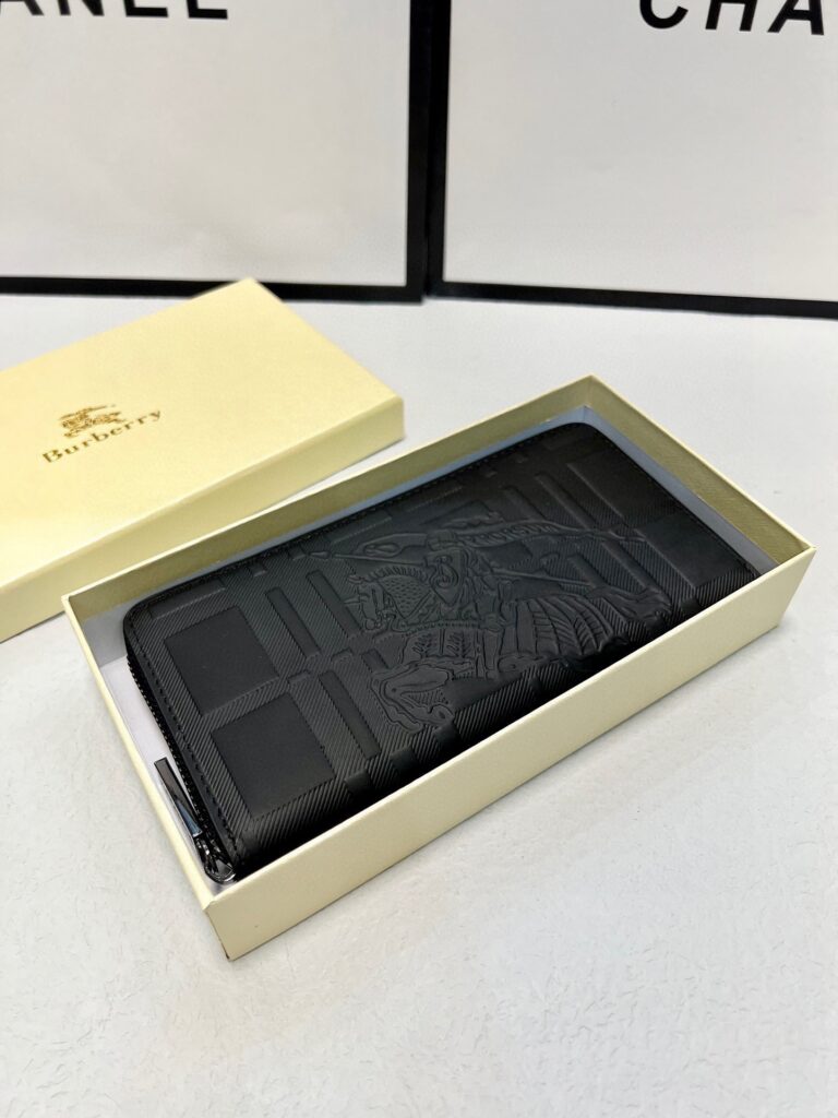 Burberry Black Leather Clutch 20 x 10 cm editorial product context 2