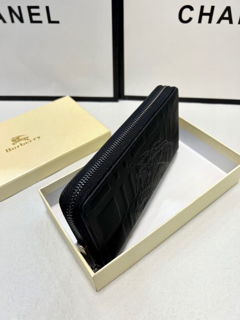 Burberry Black Leather Clutch 20 x 10 cm editorial product context 3