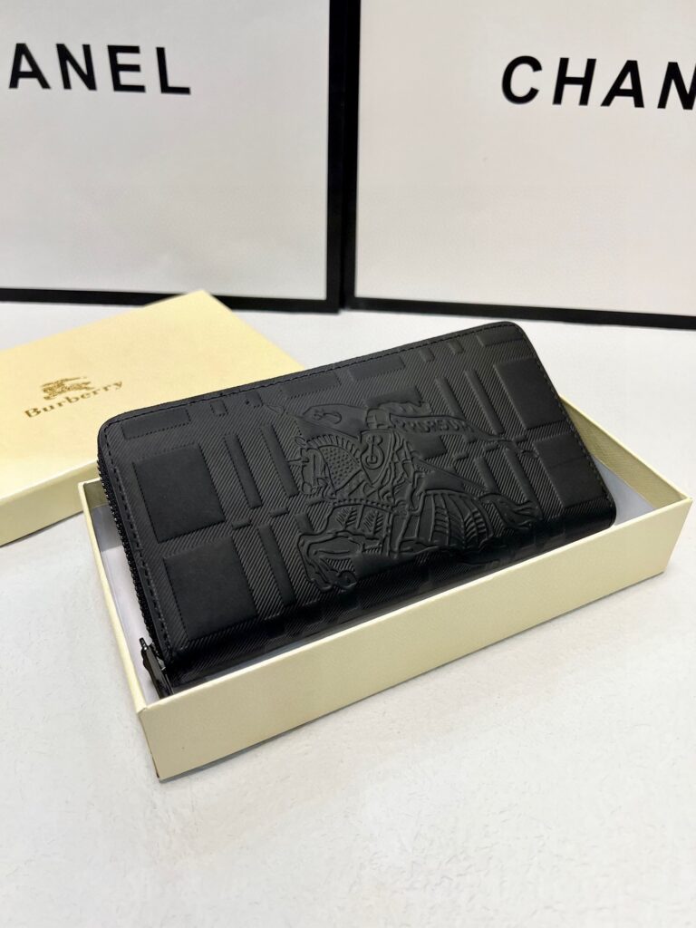 Burberry Black Leather Clutch 20 x 10 cm editorial product context 1
