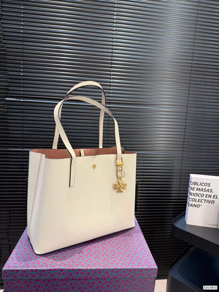 Tory Burch P160 Toryburch 33 26 6613 Tote Bag editorial product context 2